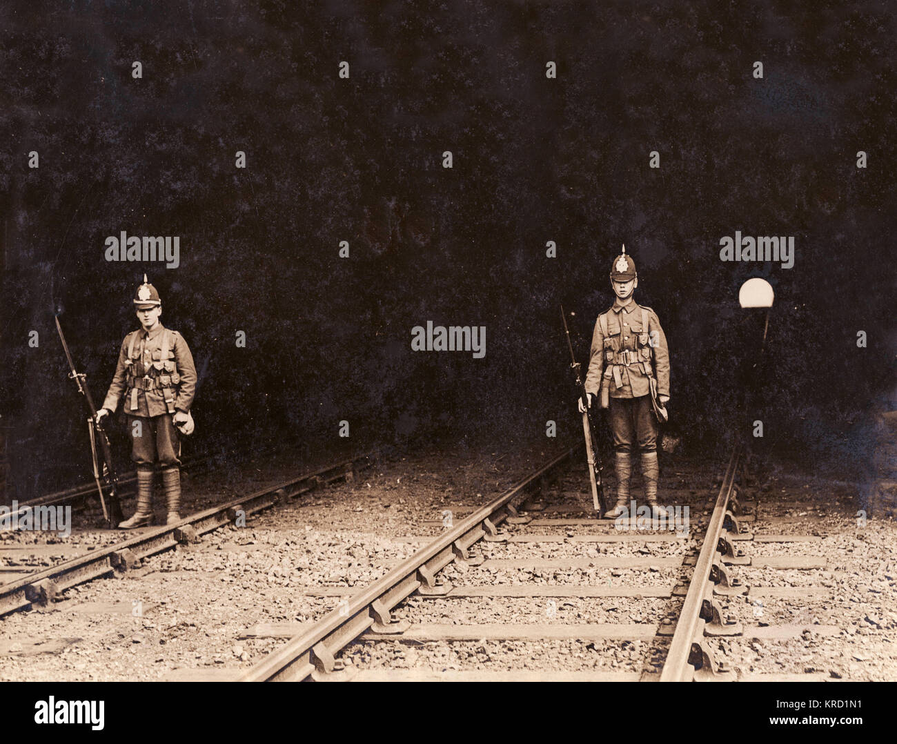 Zwei Soldaten bewachen Willesden Eisenbahntunnel in North West London während der ersten National Railway Strike, die im August 1911 über die Frage der Anerkennung der Gewerkschaft nahm. Die asquith Regierung unterstützt den Verwaltungsrat in ihren Bemühungen, den Streik zu brechen, aber der Streik wurde sehr gut unterstützt und effektiv. Datum: 18.August 1911 Stockfoto