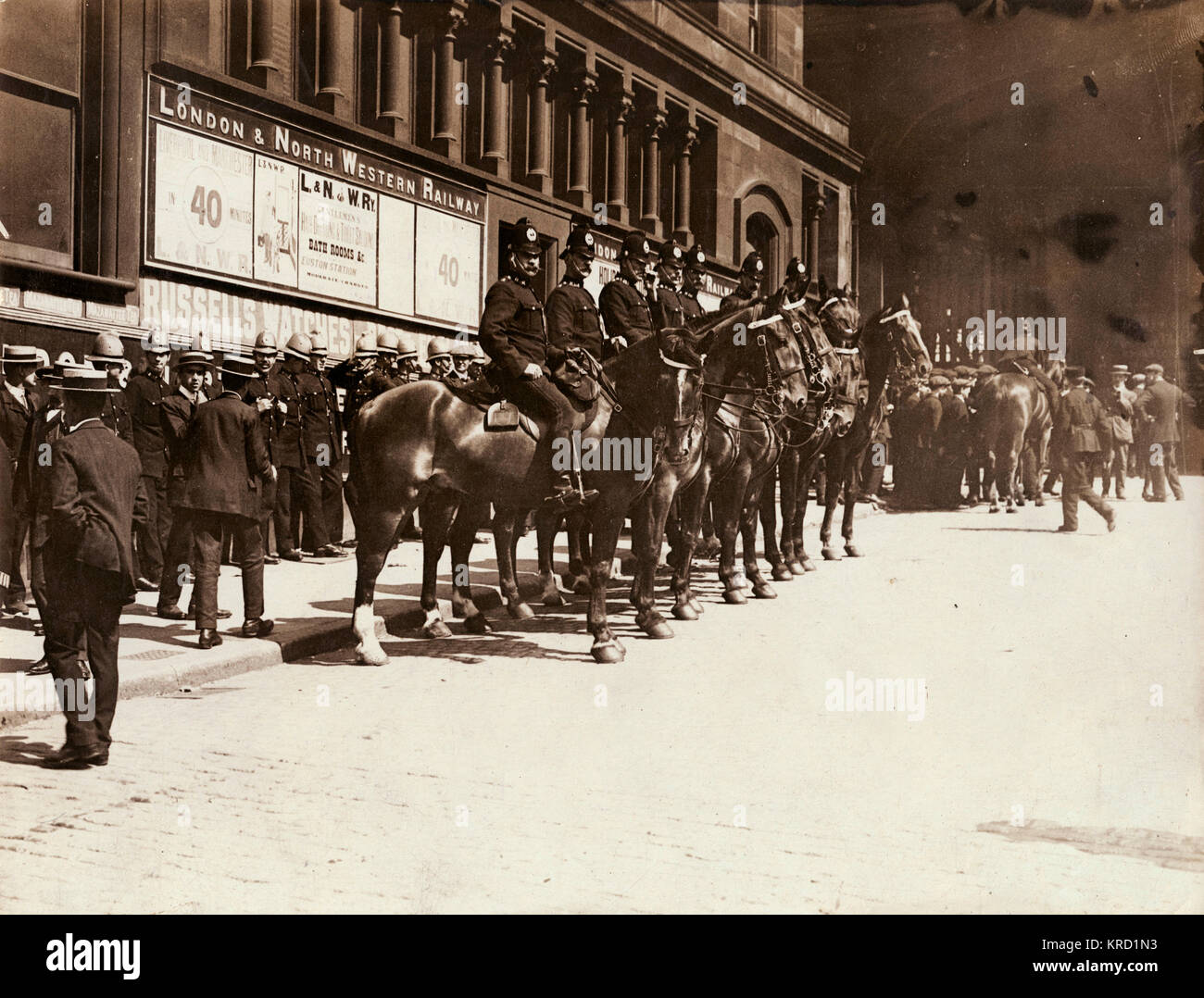 Polizisten zu Pferde bewachen Liverpool Station während der allgemeinen Transport Streik von 1911. Der Streik begann mit zwei der Seeleute Gewerkschaften, die aus einer Reihe von Beschwerden, übergreifen und sich auf andere Arbeitnehmer, durch die Mitte Juni nationale. Von August Eisenbahner waren die Teilnahme an, und eine Masse Demonstration in Liverpool am 13. August, friedlich Anfang, sondern das Ende im Kampf gegen die als Folge der Gewalt der Polizei. Die Stadt kam zum Stillstand am 15. August. Jedoch waren die Verhandlungen begonnen und die Eisenbahner kehrte am 21. August zu arbeiten. Datum: Summe Stockfoto