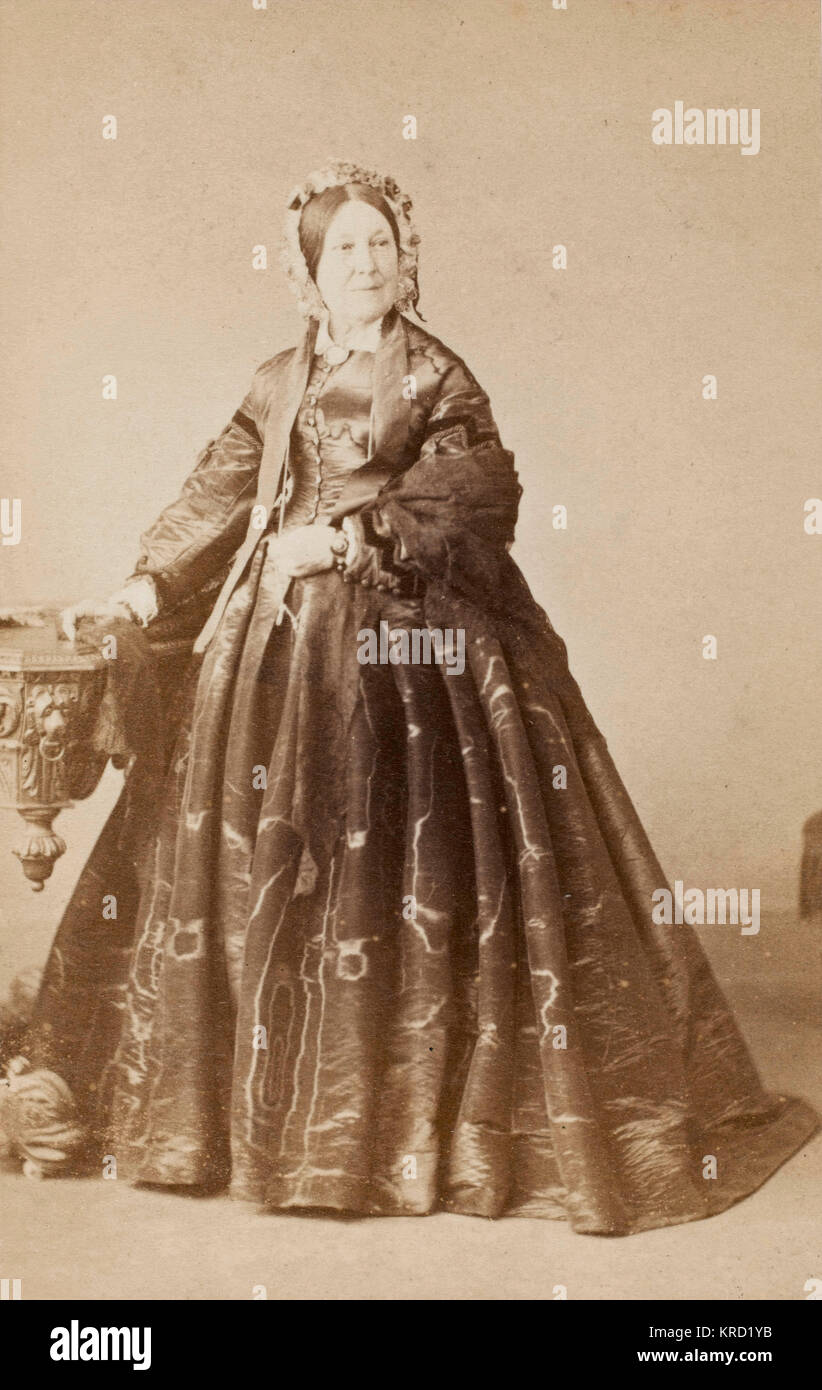 Ein im mittleren Alter viktorianische Frau in einem reifrock Kleid aus Satin Material. Datum: Um 1860 s Stockfoto