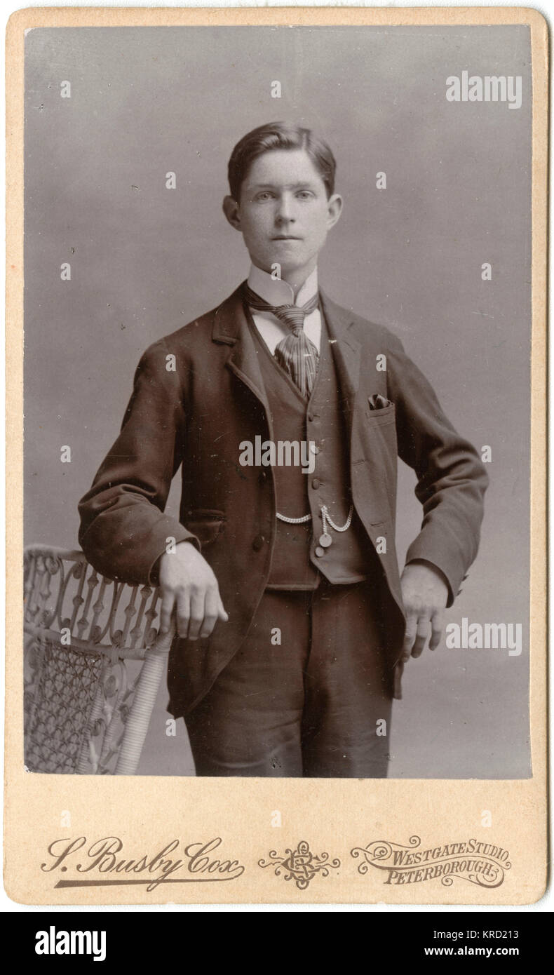 Junger viktorianischer Mann in seinem besten Anzug Stockfoto
