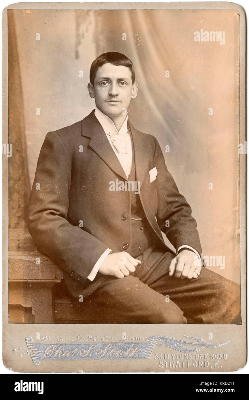 Junger viktorianischer Mann in seinem besten Anzug Stockfoto
