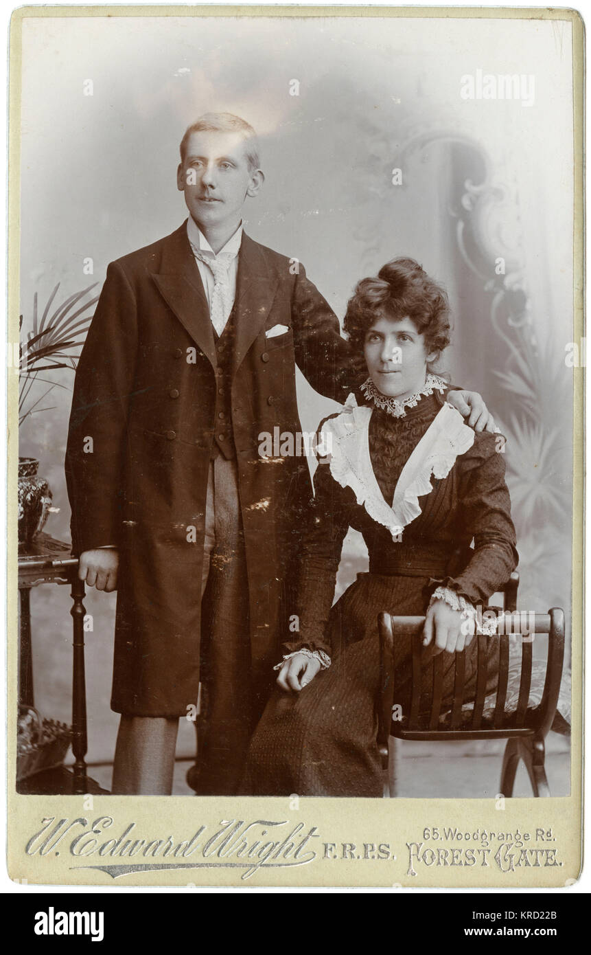 Ein junges viktorianisches Paar in bester Kleidung Stockfoto