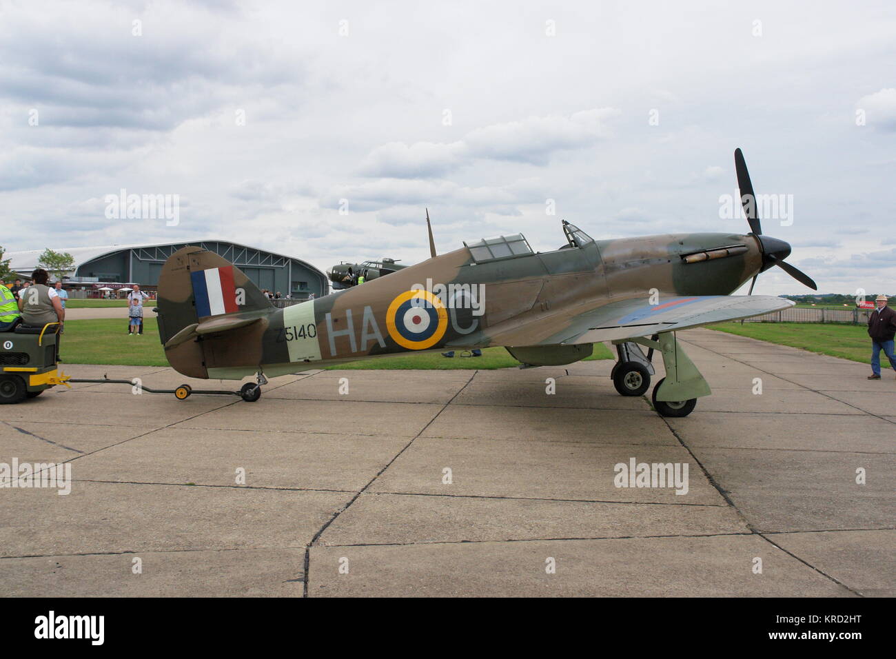 Ein Hurrikan-Kampfflugzeug, das während des Zweiten Weltkriegs aktiv war, auf einem Flugplatz, möglicherweise in einem Flugmuseum. Stockfoto