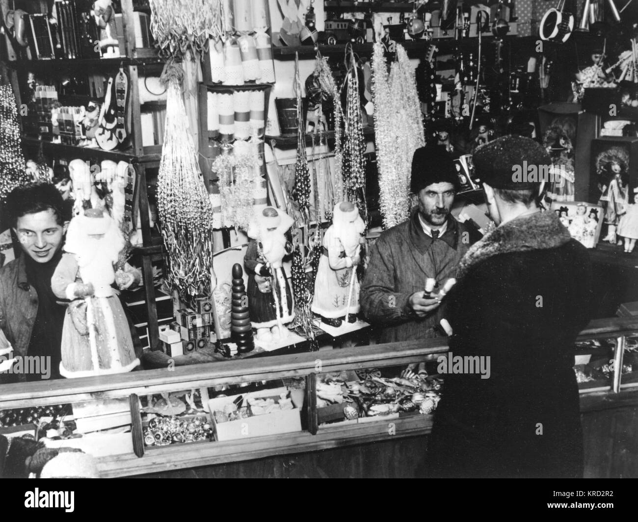 Das Innere eines Moskau Shop 1928 beladen mit ausgefallene Weihnachtsdekorationen zum Kauf zur Verfügung. Datum: 1928 Stockfoto
