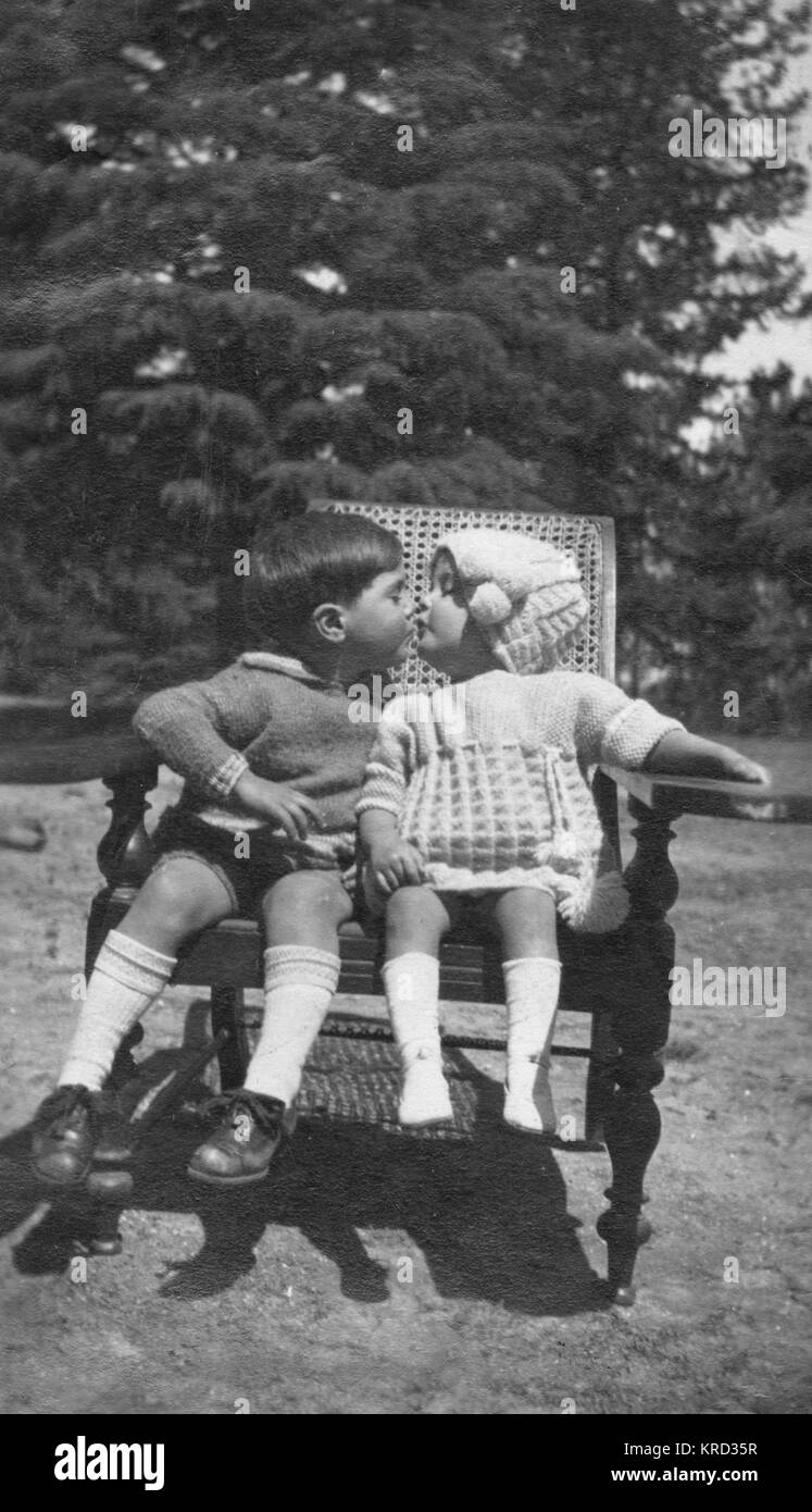 Kinder küssen Stockfoto