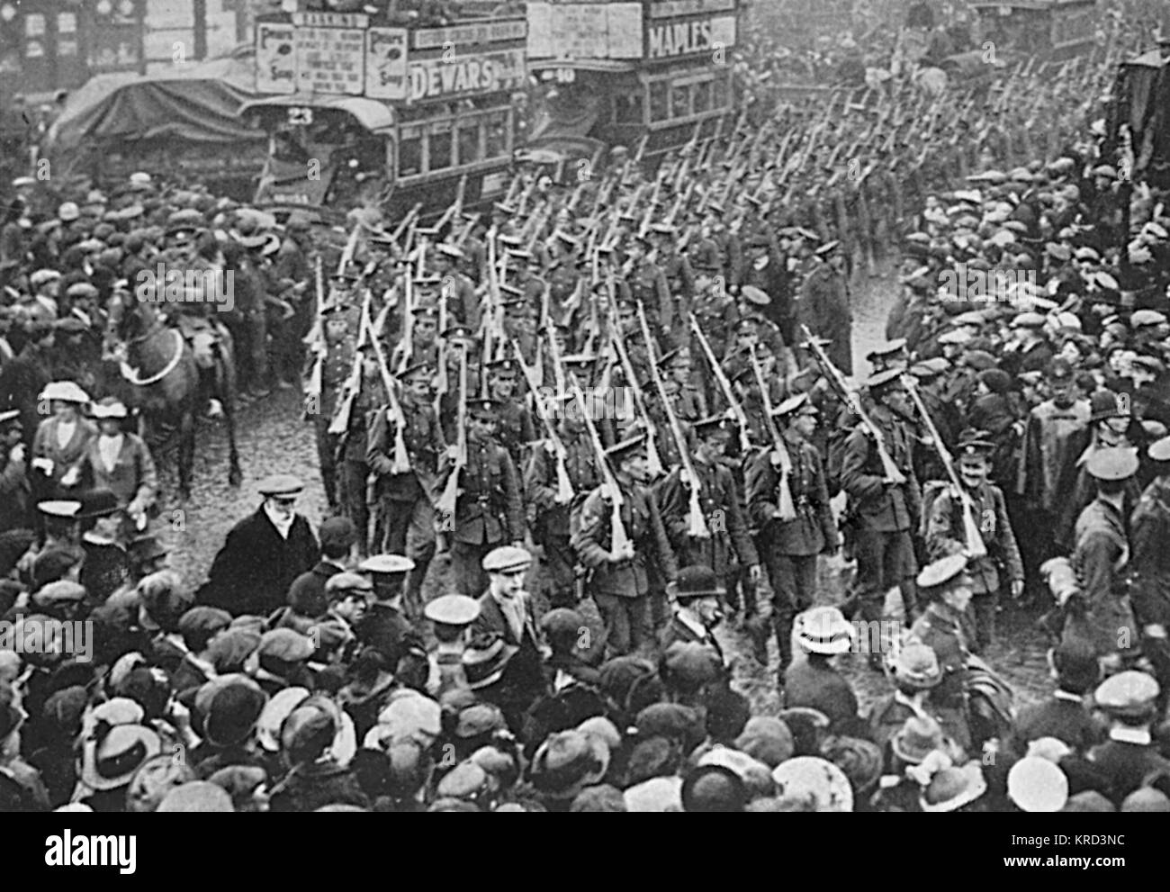 Eine große Menschenmenge begrüßt die Östlichen Spalte an der Ecke der Commercial Road, London Marching in voller Uniform in den ersten Monaten des Ersten Weltkriegs. Datum: 1914 Stockfoto