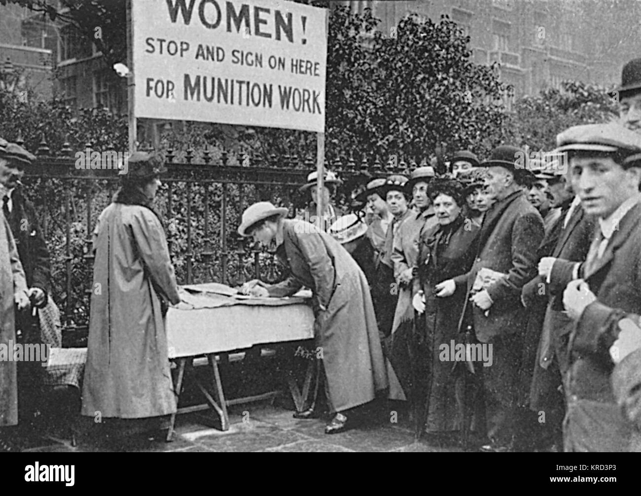 Frauen, die sich für die Arbeit in Munitionsfabriken während des Ersten Weltkrieges. Datum: 1914-18 Stockfoto