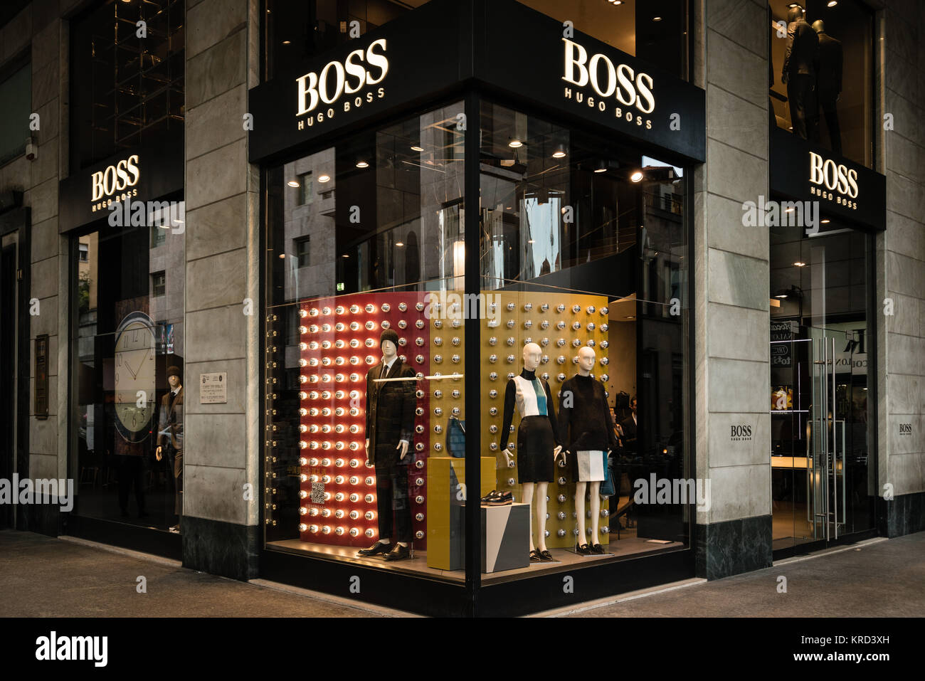 Mailand, Italien - 9. Oktober 2016: Schaufenster und Eingang eines Hugo Boss  Shop in Mailand, Italien. Wenige Tage nach der Mailänder Modewoche. Herbst  Winter 2017 Coll Stockfotografie - Alamy