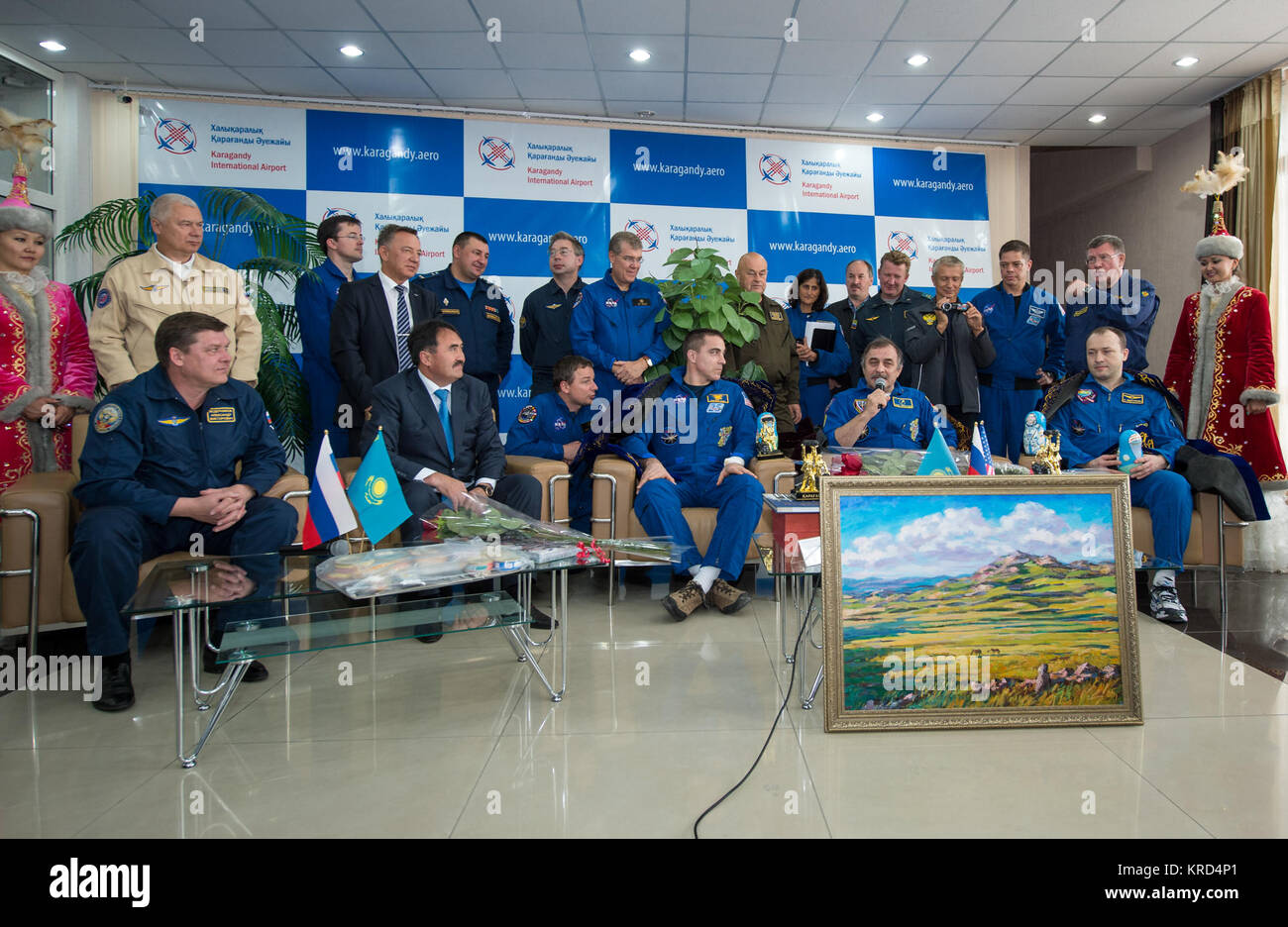 Expedition 36 Flight Engineer Chris Cassidy der NASA, Links, Kommandanten Pawel Winogradow der russischen Föderalen Raumfahrtagentur (Roskosmos), Mitte, und, Flug Ingenieur Alexander Misurkin von Roskosmos, sprechen Sie während einer Pressekonferenz und Willkommen zu Hause Zeremonie am Flughafen die Karaganda in Kasachstan, nachdem sie von der Sojus TMA-08 M Sonde Landeplatz in einer abgelegenen Gegend in der Nähe der Stadt Zhezkazgan, Mittwoch, Sept. 11, 2013 geflogen worden. Vinogradov, Bordingenieur Alexander Misurkin von Roskosmos, und Flugingenieur Chris Cassidy der NASA wieder auf der Erde nach fünf Monaten auf der I Stockfoto