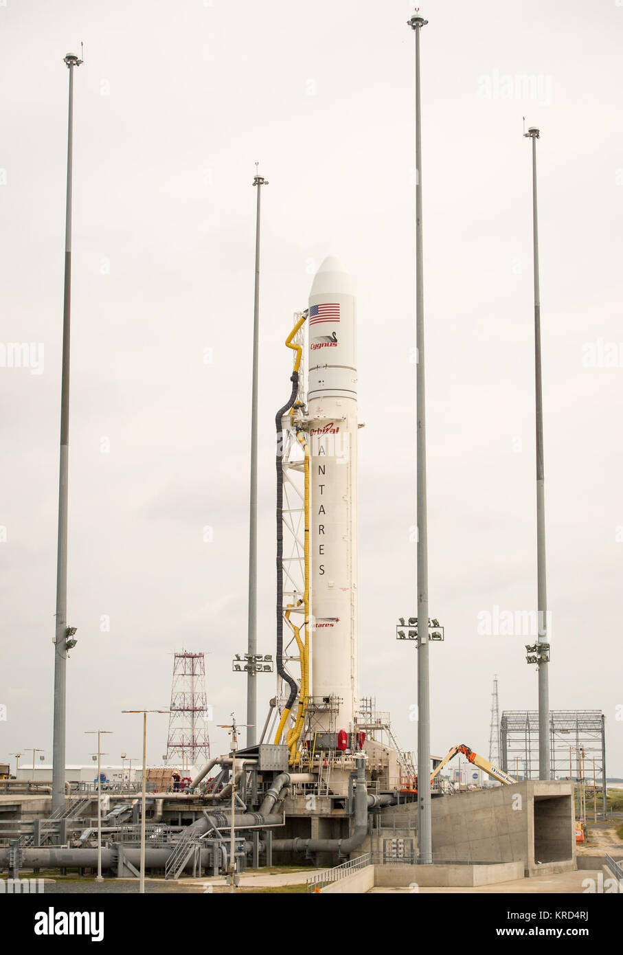 Die Orbital Sciences Corporation Antares Rakete, mit seinen Cygnus Fracht an Bord der Raumsonde ist am Mittelatlantischen Regional Spaceport (MARS) Pad-0 gesehen, eine bei der NASA Wallops Flight Facility, Montag, Sept. 16, 2013 in Virginia. Die NASA Commercial Space Partner, Orbital Sciences Corporation, zielt eine Sept. 18 Start für seine Demonstration cargo resupply Mission zur Internationalen Raumstation. Photo Credit: (NASA/Bill Ingalls) Antares Orb-D 1 Rakete auf Pad auf Wallops (201309160006 HQ) Stockfoto