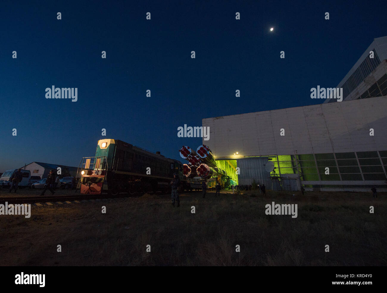 Die Sojus Rakete aus Gebäude 112 auf dem Kosmodrom Baikonur seinen Weg zur Startrampe, gerollt, Montag, Sept. 23, 2013 in Kasachstan. Start der Sojus-Rakete ist für den 26. September geplant und wird senden Expedition 37 Oleg Kotov, NASA-Flugingenieur Michael Hopkins und Bordingenieur Sergej Ryazansky auf fünf und einem halben Monat Mission an Bord der Internationalen Raumstation. Photo Credit: (NASA/Carla Cioffi) Sojus TMA-10 M Sonde roll out mit dem Zug (1) Stockfoto