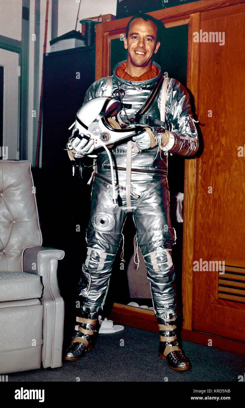 Astronauten Shepard, Alan-B. Einer der ursprünglichen sieben und der erste Amerikaner im Raum. Herr-3 (mercury-redstone) Mission mit Freiheit 7 Raumschiff REF: S 63-02082 (MIXE DATEI) Alan Shepard in Quecksilber Fluganzug Stockfoto