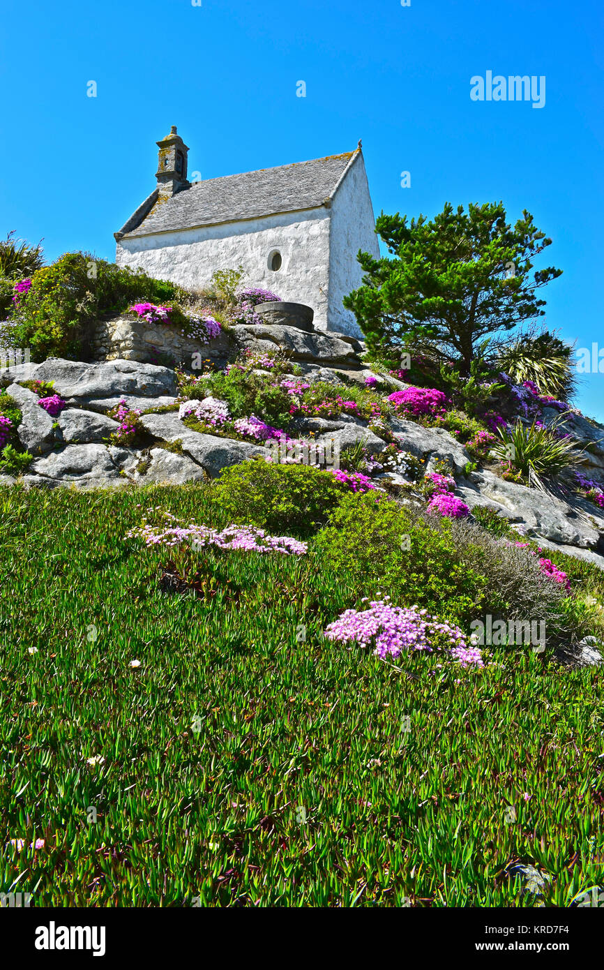 Chapelle Sainte Barbe (1619) befindet sich auf einem Hügel mit Blick auf die Bucht von Roscoff in der Bretagne Nordfrankreich gehockt Stockfoto