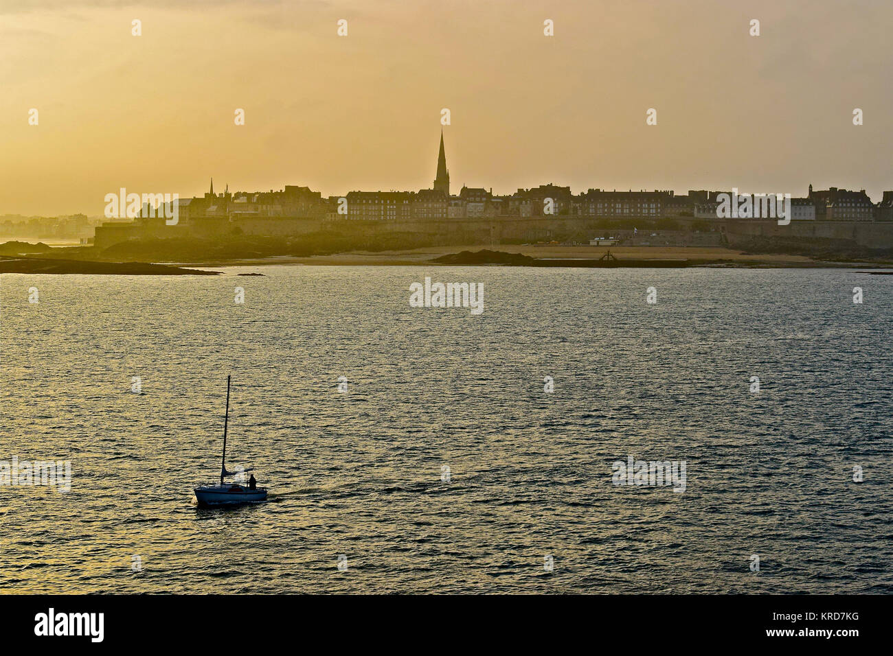 Am frühen Morgen, als ein einsamer Seemann Köpfe heraus zum Meer von St. Malo in Frankreich Stockfoto