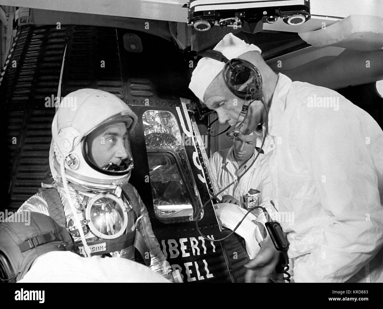 Astronauten Virgil Grissom, Chats mit Astronaut Glenn, John vor der Eingabe von Liberty Bell 7 Kapsel für MR-4 Mission Juli 21, 1961 REF; M 61-1642-27 (MIX-DATEI) Grissom spricht mit Backup John Glenn vor dem Start links -6116427 Stockfoto
