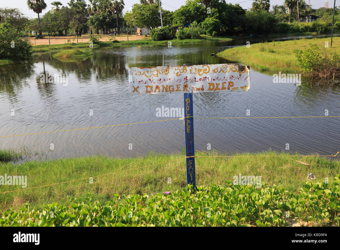 Warnschild Warnung vor tiefem Wasser Pasikudah Bay, der östlichen Provinz, Sri Lanka, Asien Stockfoto