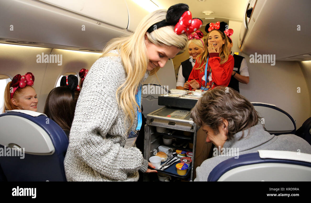 Sarah Jayne Dunn und Daisy Holz Davis von Hollyoaks Hilfe frühstück Schauspieler John Bischof und junge Menschen und ihre Familien, die von der Manchester Arena Bombenanschlag auf eine Liebe Disney Flug nach Disneyland Paris betroffen waren dienen. Stockfoto