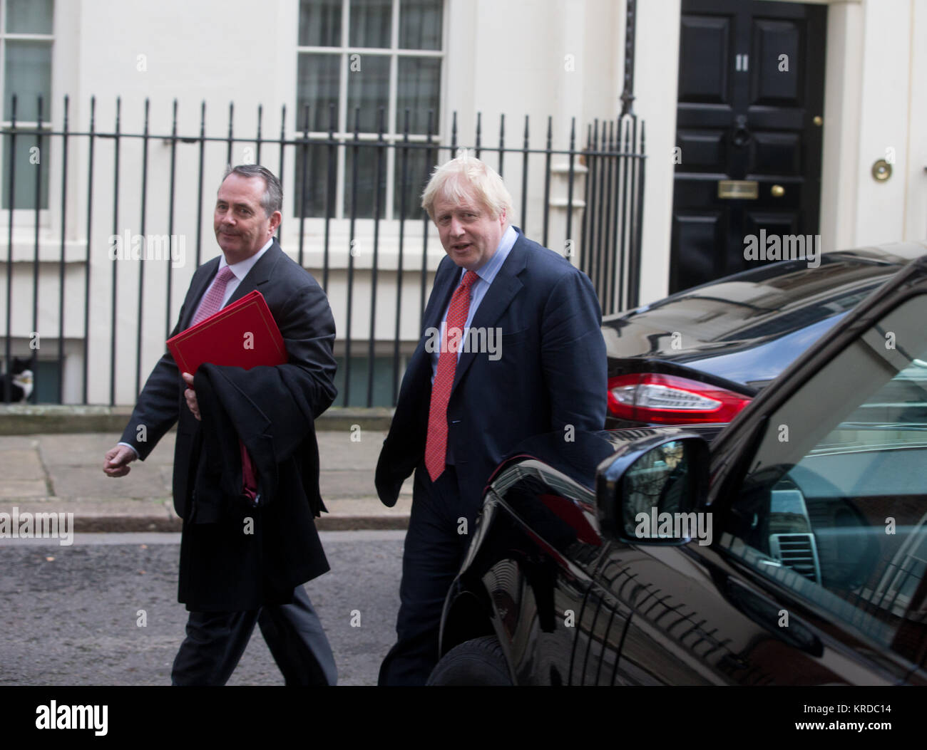 Außen- und Commonwealth Sekretär, Boris Johnson, Blätter einer Kabinettssitzung mit dem internationalen Handel Sekretär, Liam Fox Stockfoto