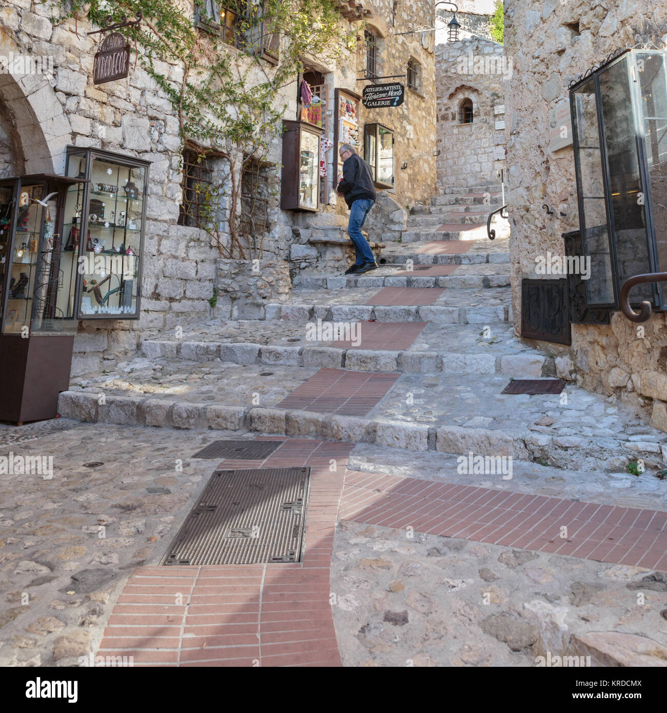 Historische Kopfsteinpflaster Straße in dem mittelalterlichen Ort Eze, Französische Riviera, Frankreich Stockfoto