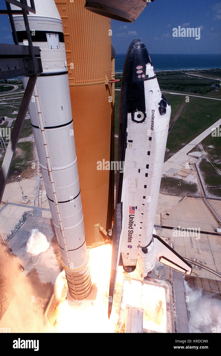 KSC-O 1PP-0832 Kennedy Space Center, Florida (Apr. 20, 2001) - das Space Shuttle "Endeavour" hebt im Kennedy Space Center mit einem multi-nationalen Crew und ein komplexes kanadischen gebauten Roboterarms (Canadarm2) zur Mission STS-100. Offizielle NASA-Foto. (Freigegeben) US Navy 010420-N-0000 X-002 Space Shuttle Stockfoto