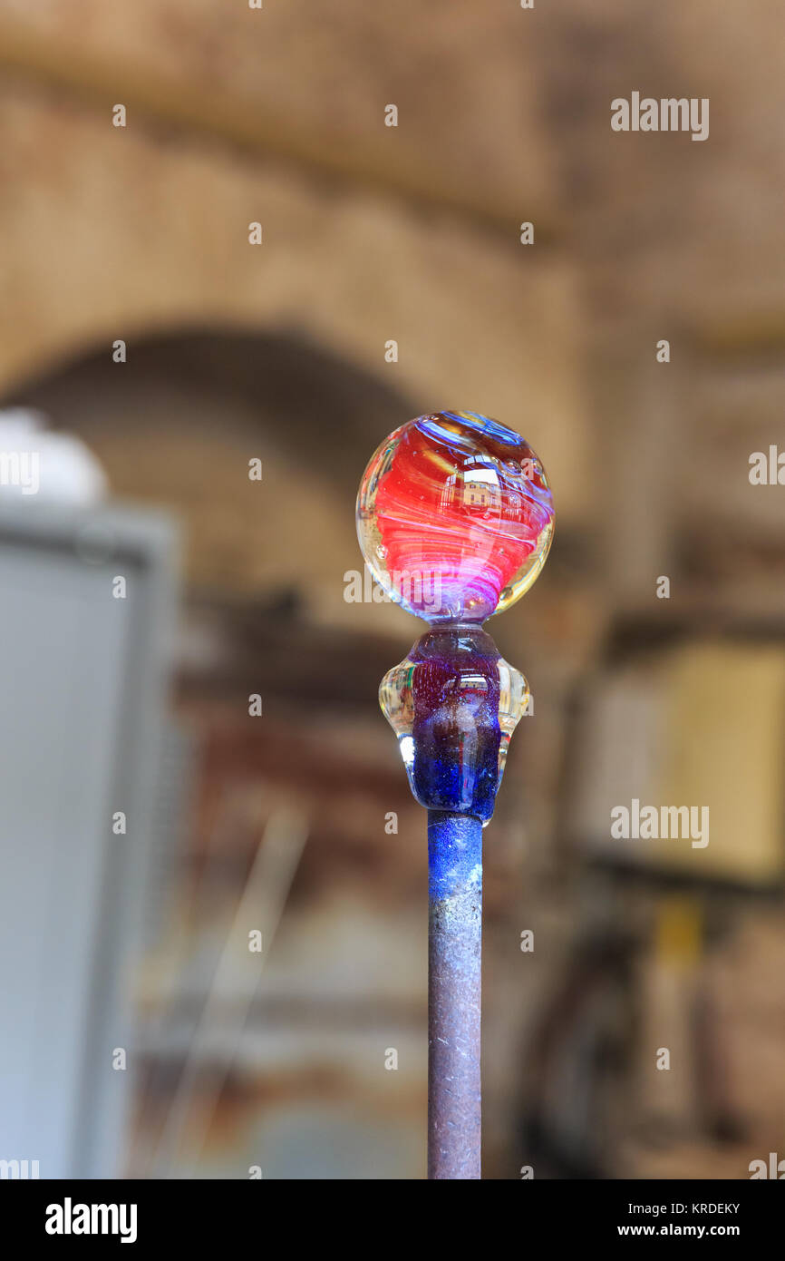 Glasbläserei, Spritzguss eine Form für eine dekorative Glaskugel Stockfoto
