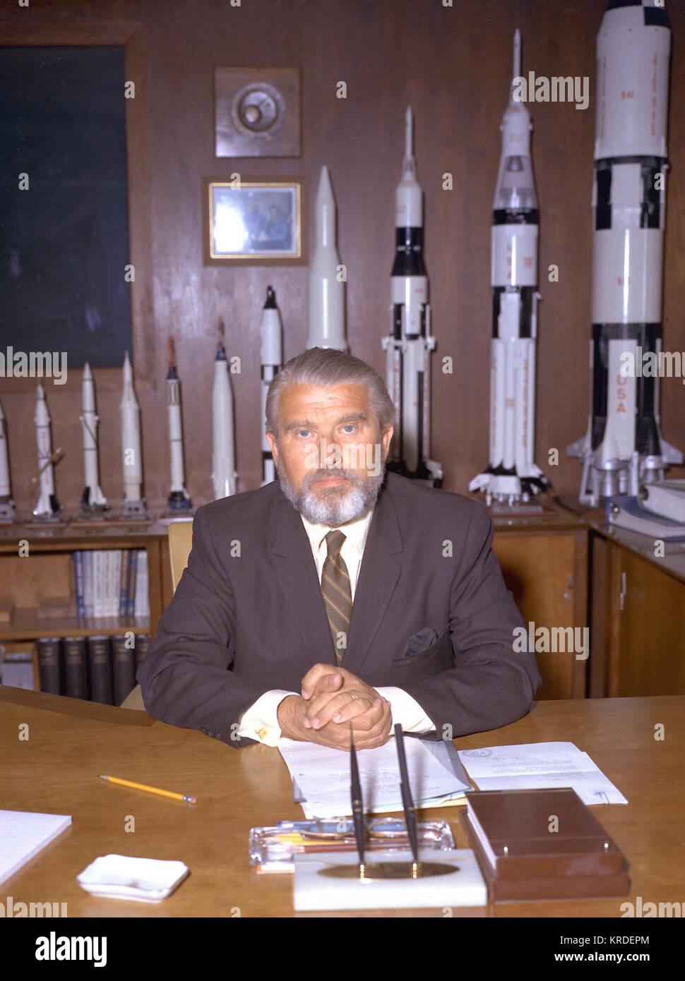 Links Center Director von Braun, Wernher-Dr. (Mit Bart) in seinem Büro mit Rakete Modelle im Hintergrund. 2/2/70 (MIX-DATEI) 19700202 - WERNHER-von-braun - die Nasa Stockfoto