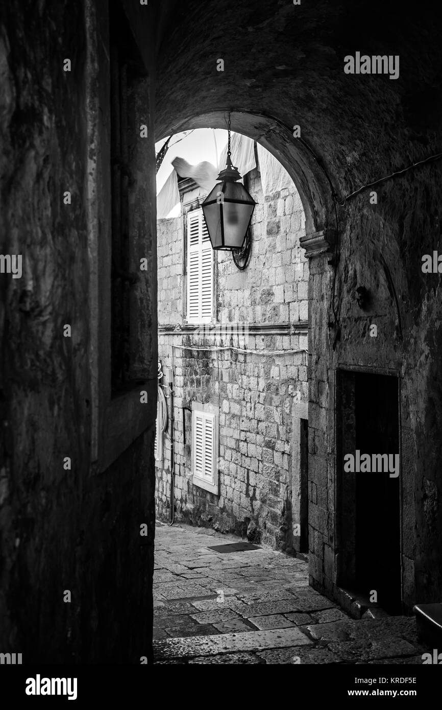 Stein Straßen und Passagen der historischen kroatischen Stadt Dubrovnik Stockfoto