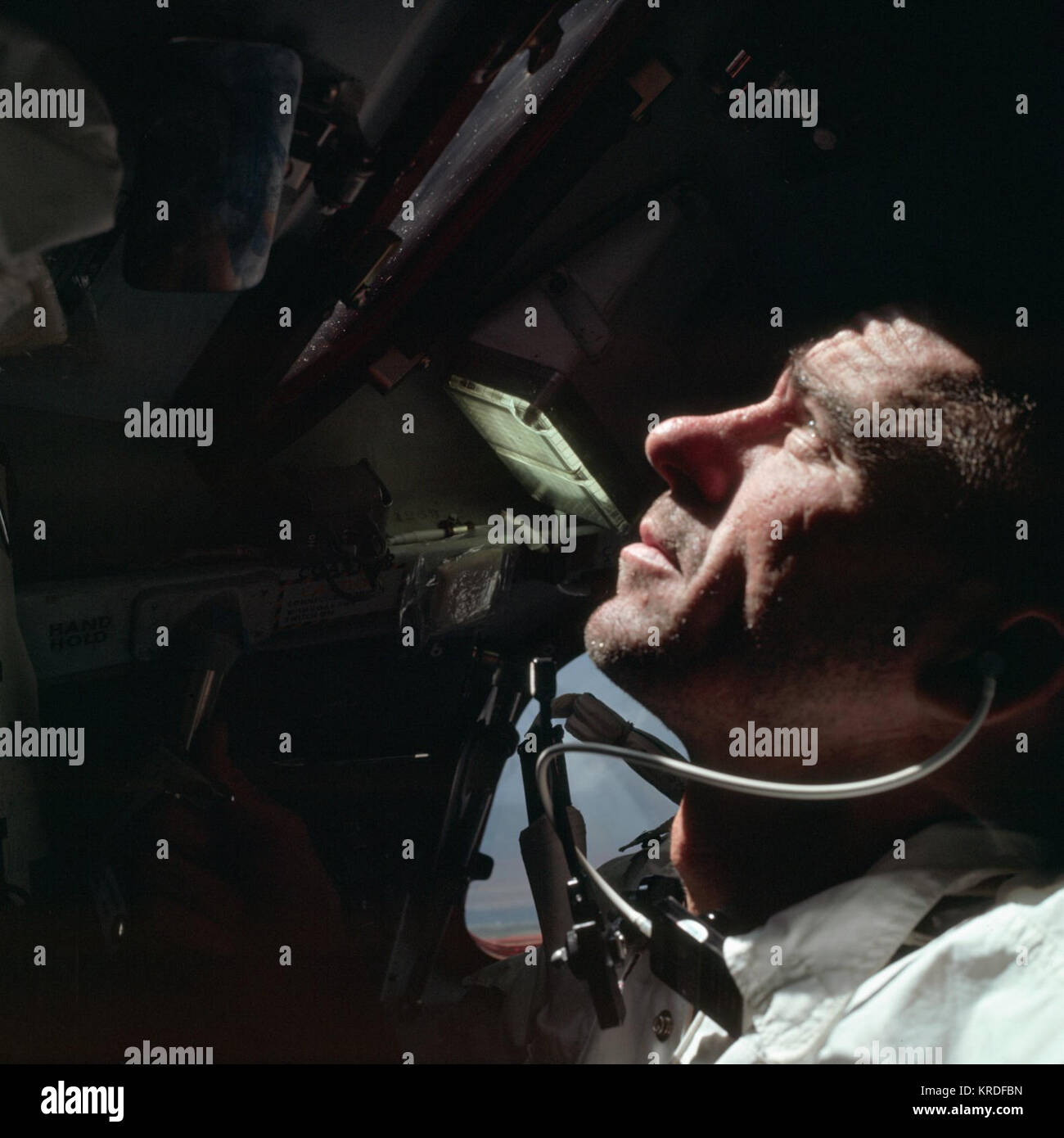 Apollo 7 Lunar Module Pilot Walter Cunningham Arbeiten im Inneren Befehl Modul Stockfoto