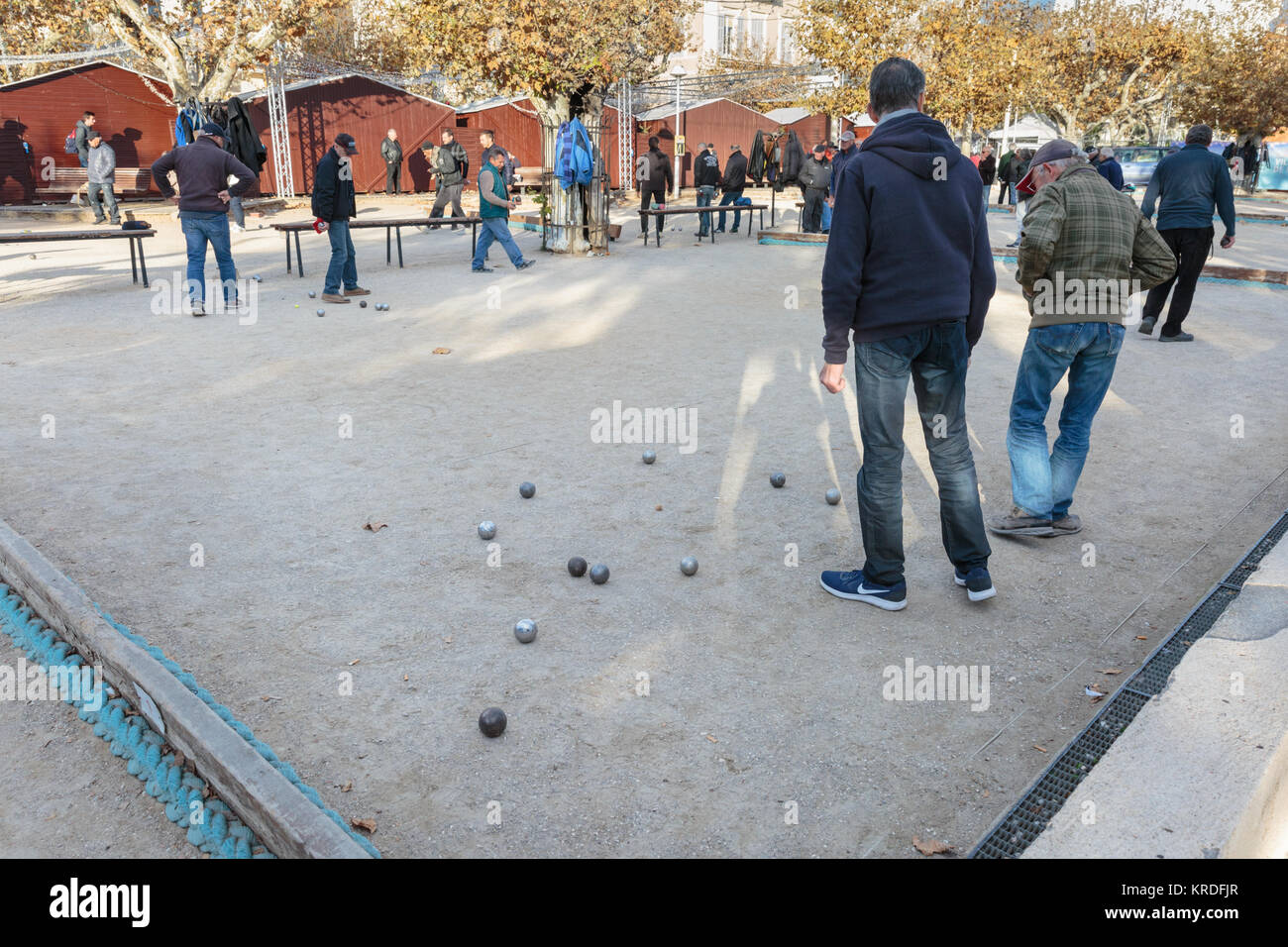 Gruppe der Männer spielen Boule oder Pétanque, ein typisch französisches Kugelspiel, in Cannes, Côte d'Azur, Südfrankreich Stockfoto