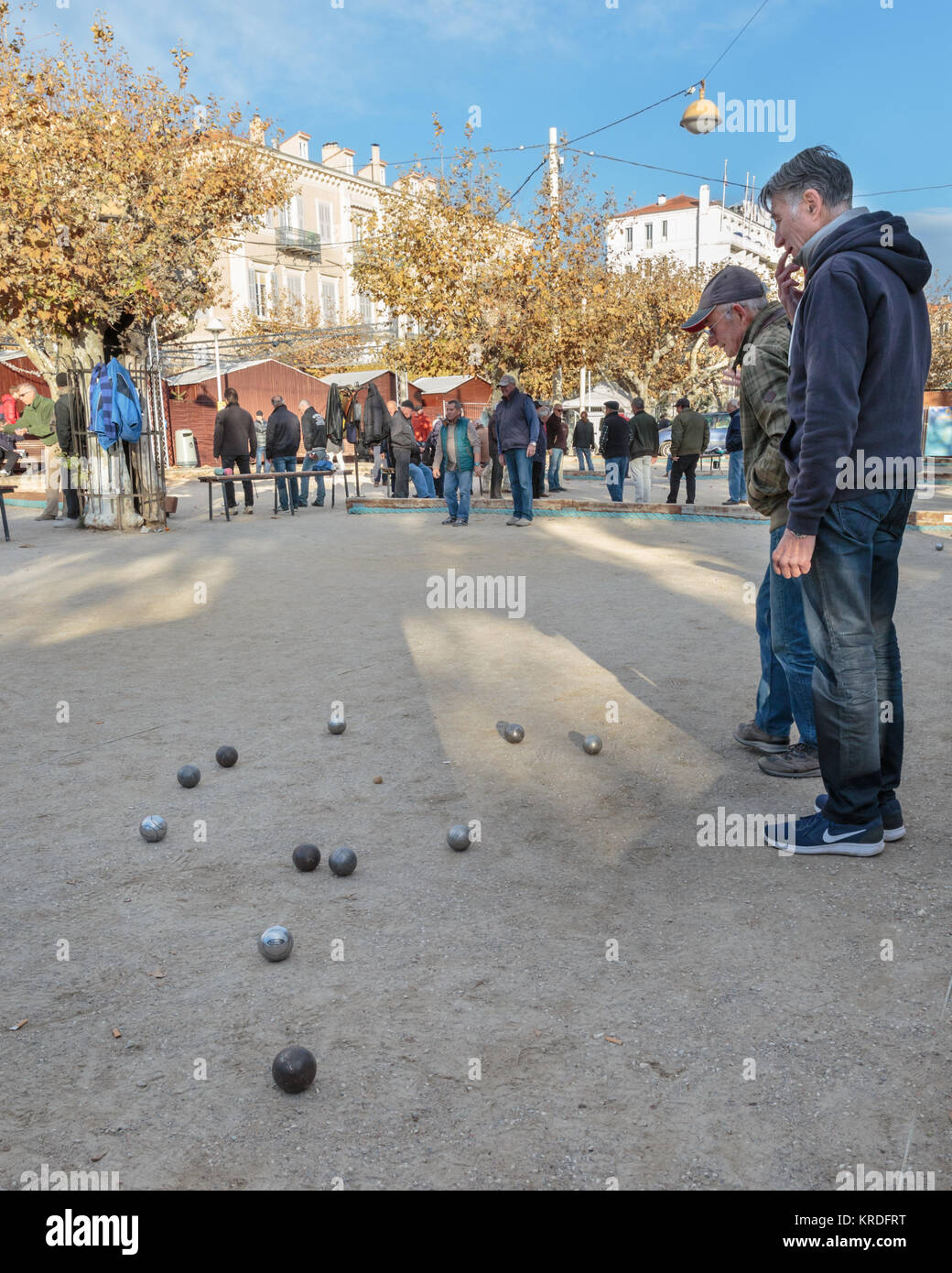Gruppe der Männer spielen Boule oder Pétanque, ein typisch französisches Kugelspiel, in Cannes, Côte d'Azur, Südfrankreich Stockfoto