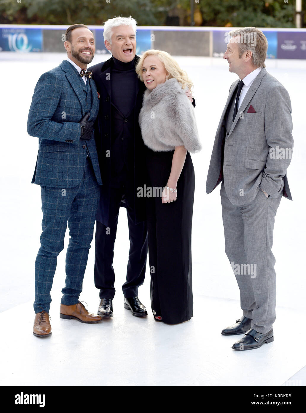 Foto muss Gutgeschrieben © Alpha Presse 079965 19/12/2017 Jason Gardiner, Phillip Schofield, Jayne Torvill und Christopher Dean am Tanzen auf dem Eis 2018 Fotoshooting am Natural History Museum Ice Rink in Kensington, London Stockfoto