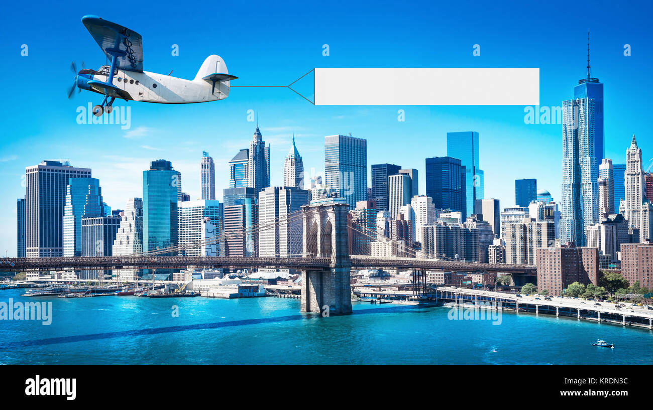 Luftpanel mit einem Banner am Himmel von New york Stockfoto