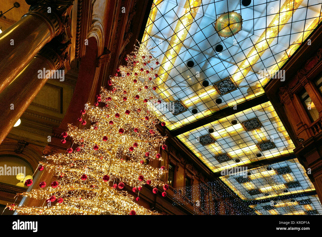 Rom Weihnachten LED-Lichter Baum, Galleria Alberto Sordi, früher Galleria Colonna, Via del Corso, Rom, Italien, Europa, EU. Weihnachten Weihnachten Weihnachten Stimmung. Stockfoto