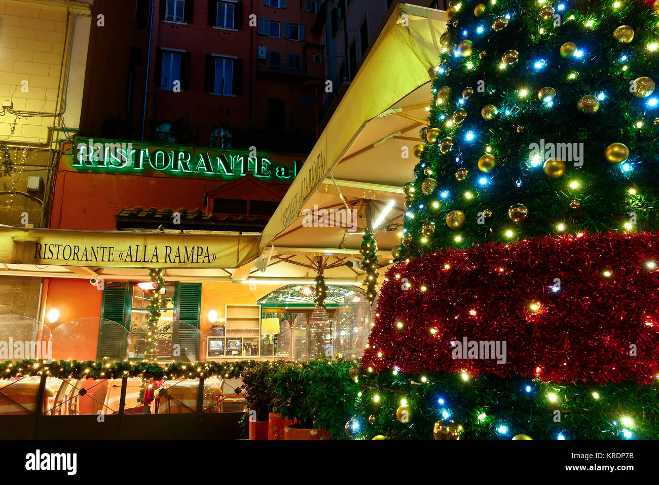 Rom Weihnachten LED Lichter Baumdekorationen, typisch italienischen Luxus-Restaurant außen. Italien, Europa, EU. Weihnachtszeit, Weihnachtsstimmung. Wintersaison. Stockfoto