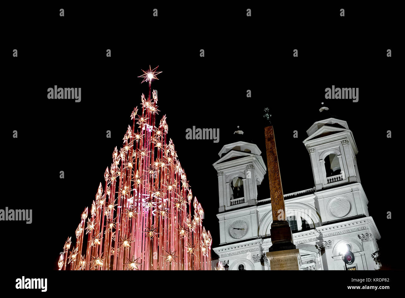 Rom Weihnachten led Baum, an der Spanischen Treppe, Trinità dei Monti, die Piazza di Spagna in der Nacht. Italien, Europa. Weihnachten, Xmas Stimmung, Winter. Stockfoto