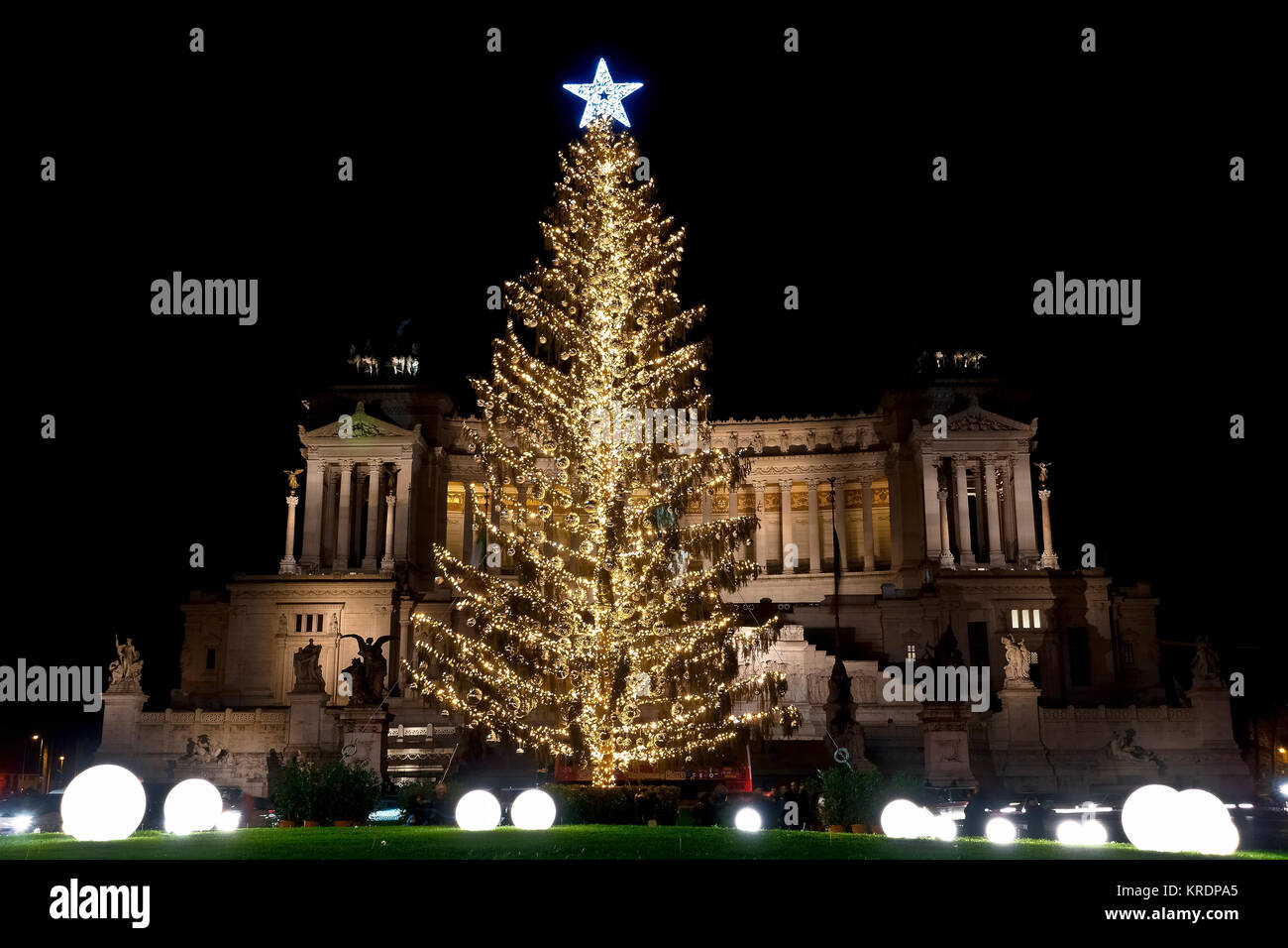 Rom Weihnachten LED-Lichter traditionellen Baum in Piazza Venezia. Spitzname Spelacchio, wie es ist preciously Austrocknen. Italien, Europa, EU. Stockfoto