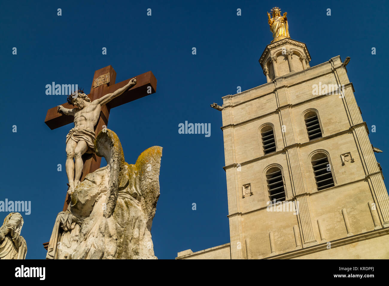Statuen und Turm aus dem 14. Jahrhundert Papstpalast, Avignon, Provence, Frankreich. 2017. Stockfoto