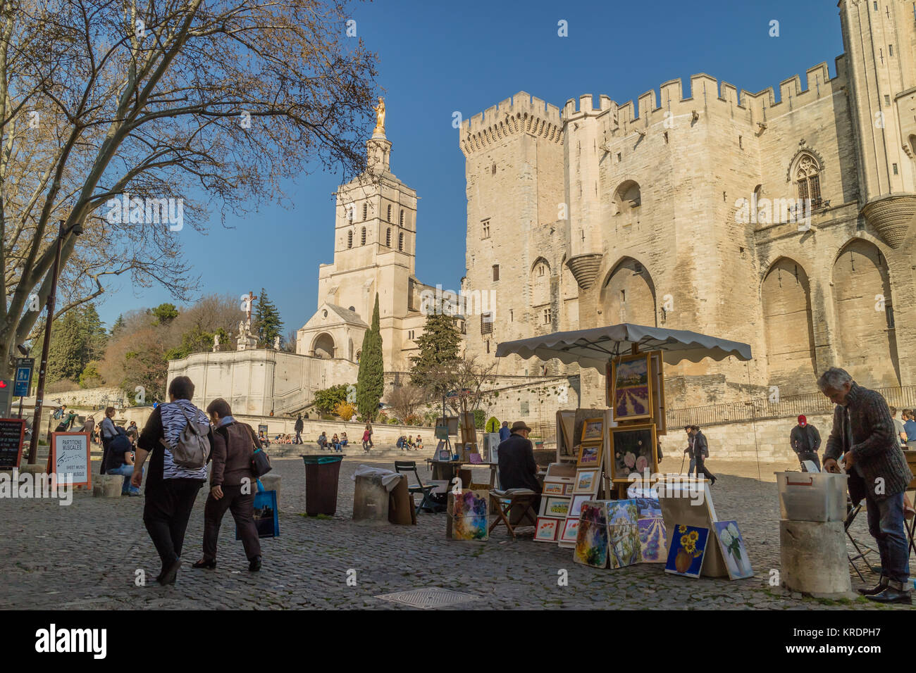 Künstler verkaufen Gemälde von Straße außerhalb des Päpstlichen Palast aus dem 14. Jahrhundert / Palais des Papes, Avignon, Frankreich. März 2017. Stockfoto