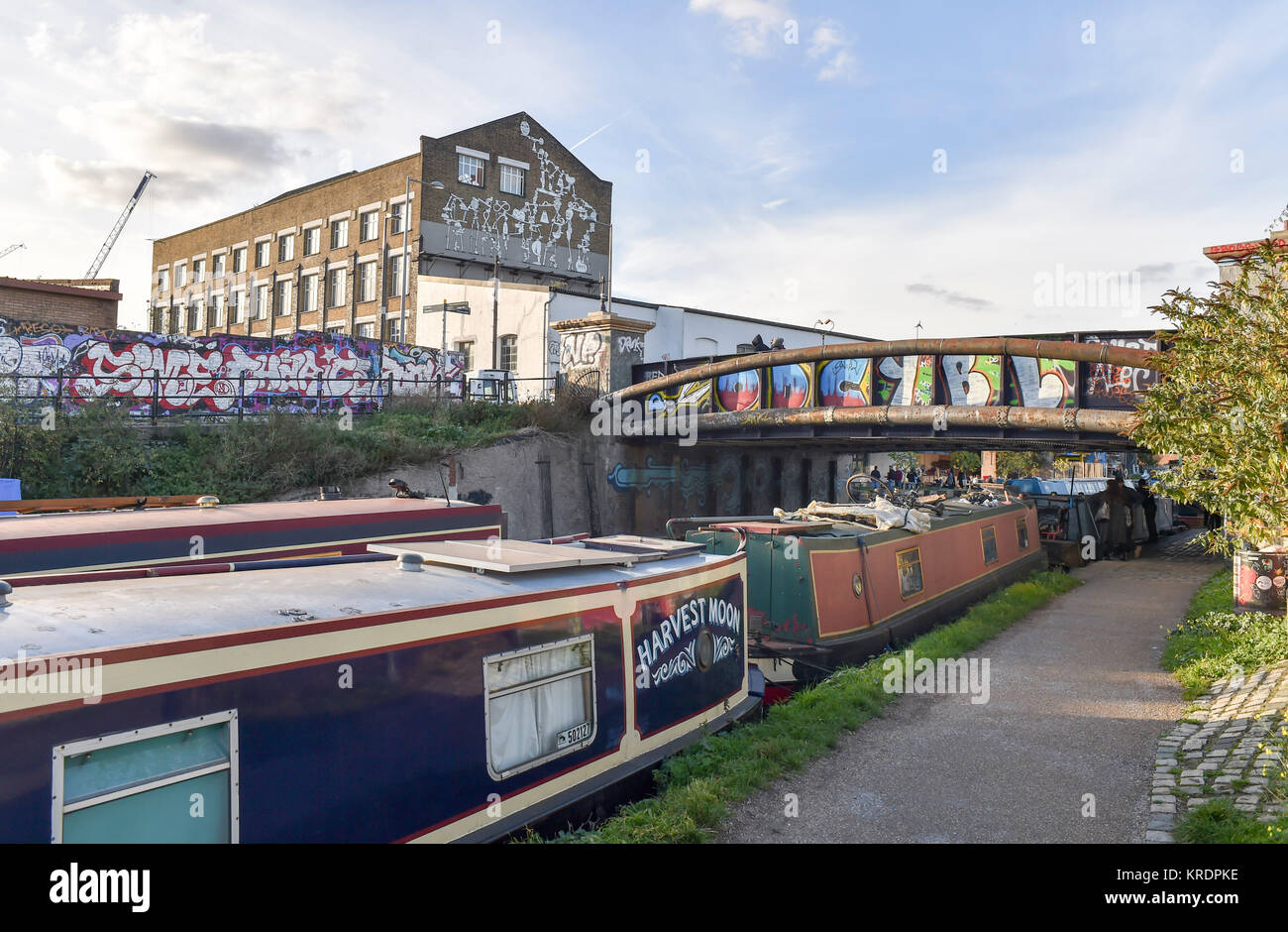 Hackney Wick London UK Oktober 2017 - Narrowboats auf die Kanäle um den Fisch Insel Entwicklung Foto aufgenommen von Simon Dack Stockfoto