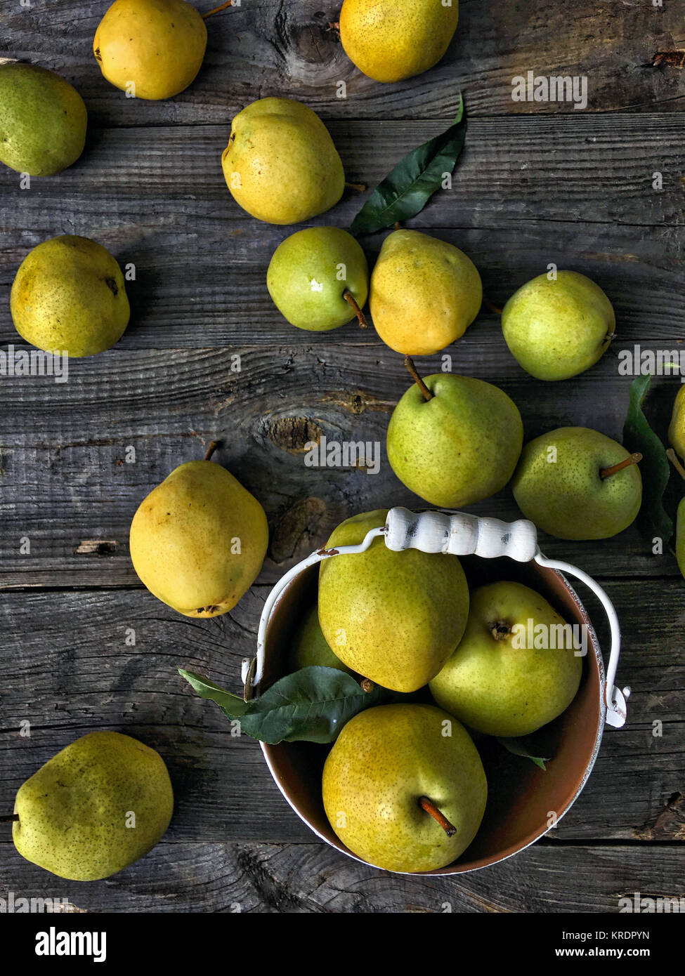 Reife, gelbe und grüne Birnen auf einem Tisch Stockfoto