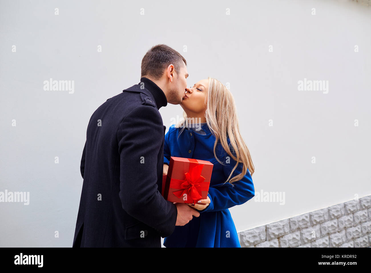 Ein liebevolles Paar gibt ein Geschenk in einer Box. Stockfoto