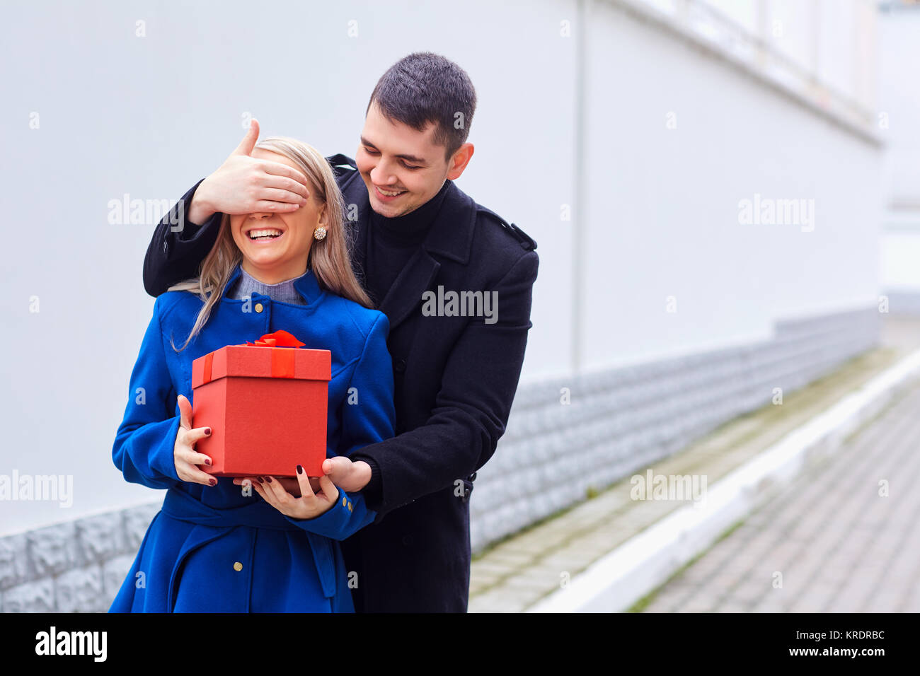 Ein liebevolles Paar gibt ein Geschenk in einer Box. Stockfoto