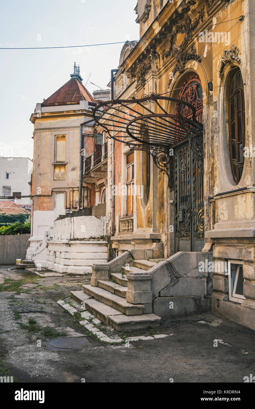 Alte und verlassene Gebäude mit wertvollen Architektur in Bukarest, Rumänien. Stockfoto