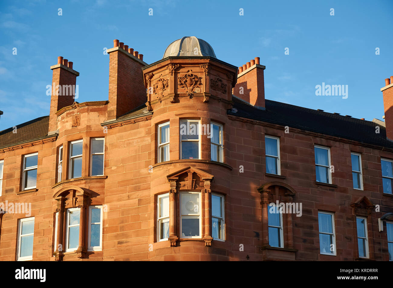 Detail eines typischen roten Sandstein Mietshaus im Stadtzentrum von Glasgow. Stockfoto