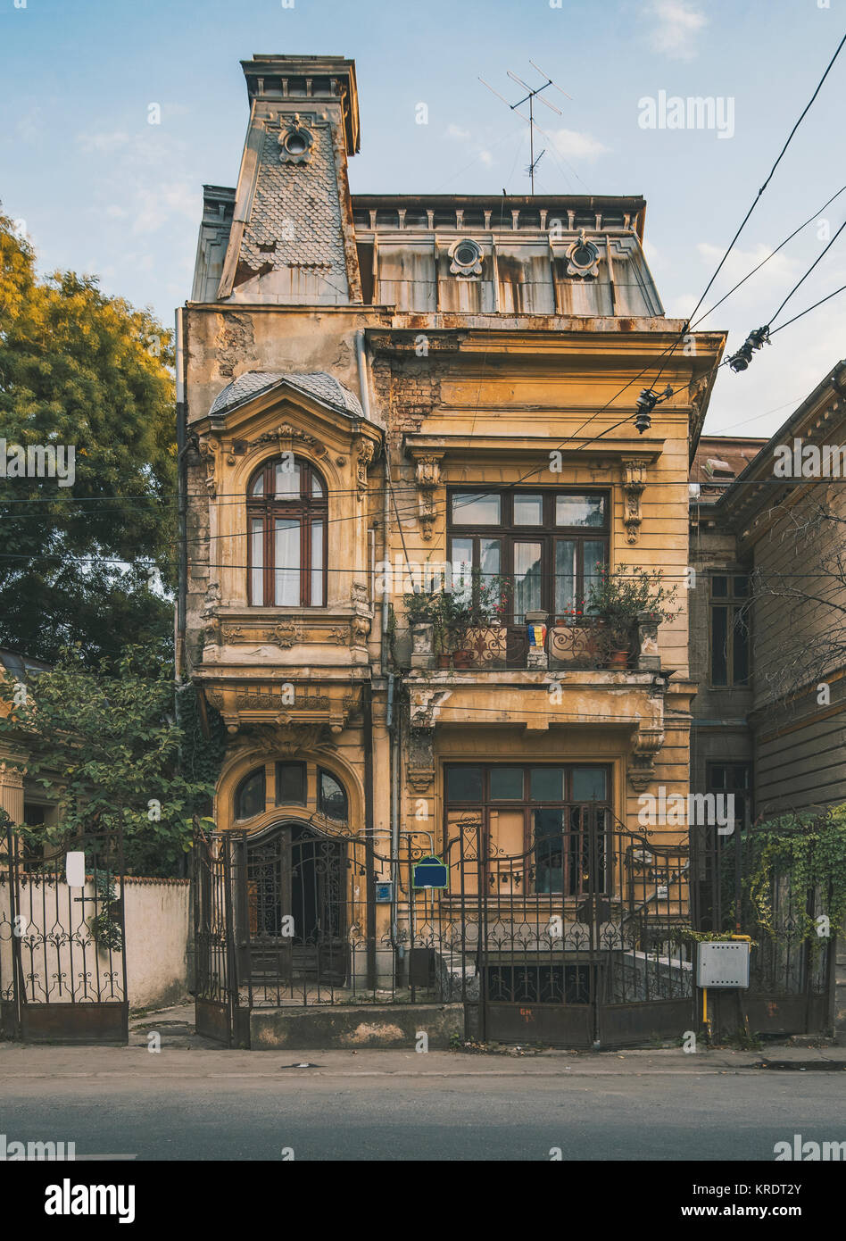 Alte und verlassene Gebäude mit wertvollen Architektur in Bukarest, Rumänien. Stockfoto