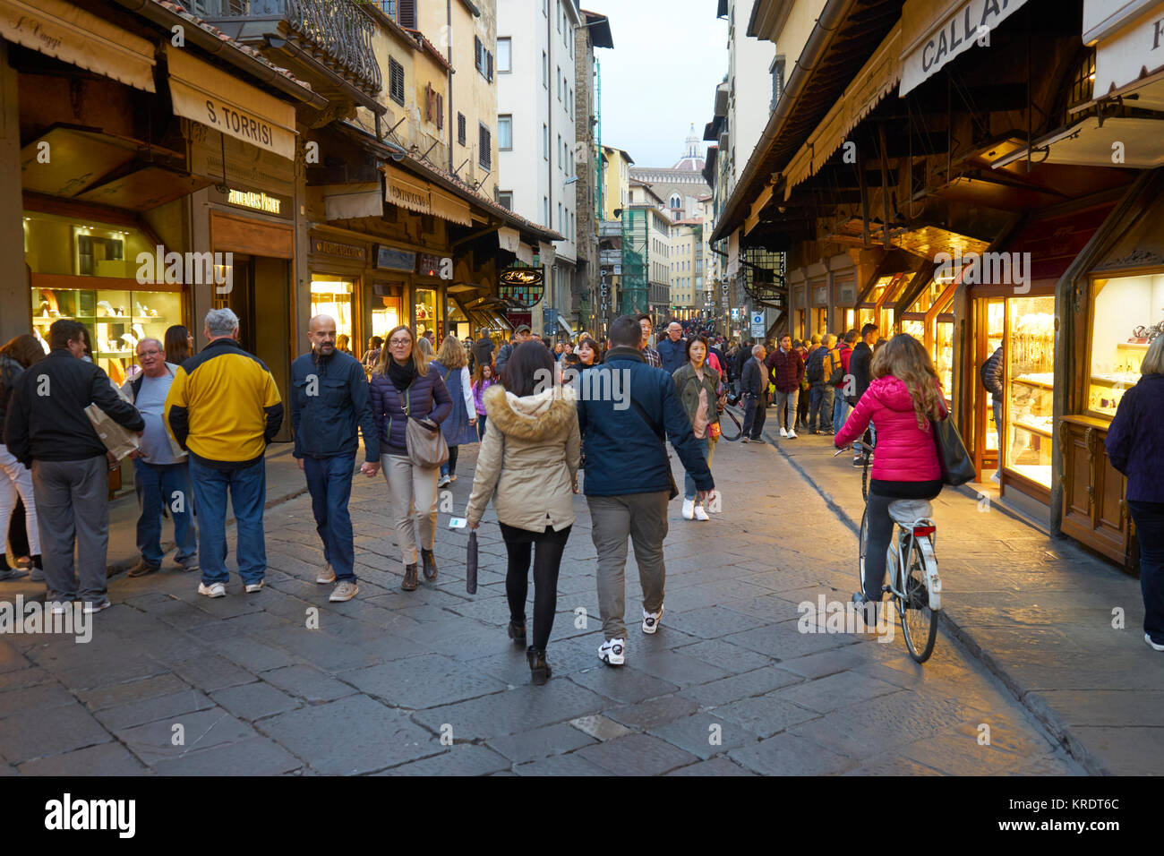 Florenz, Italien, Schmuck Geschäfte auf der Ponte Vecchio mit Käufern Stockfoto