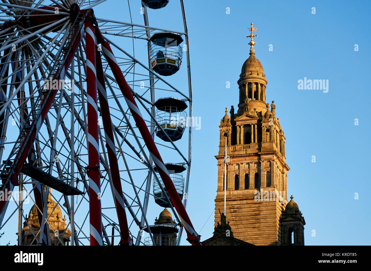 Turm der Glasgow City Chambers Gebäude mit dem großen Rad im Vordergrund. Stockfoto