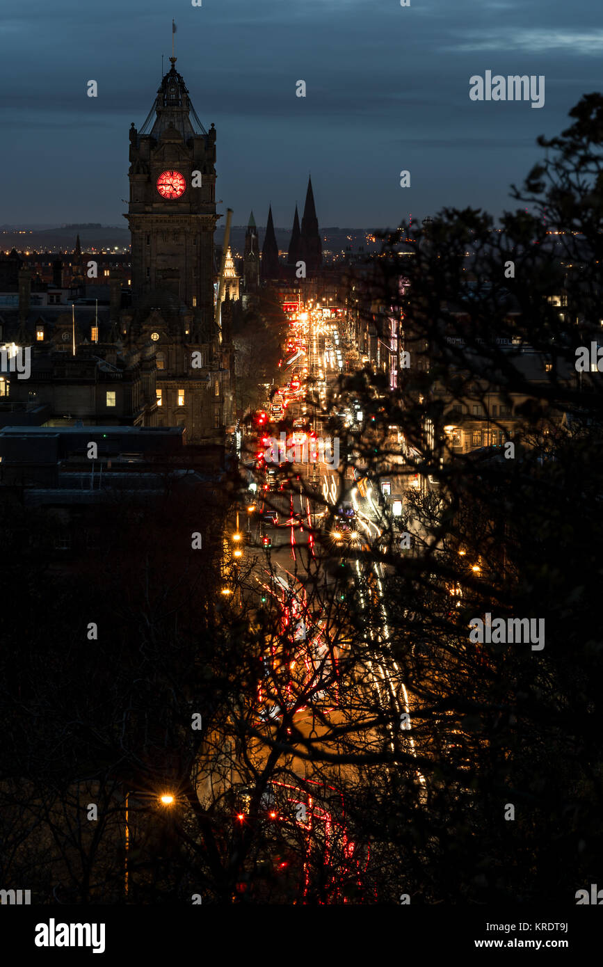 Nacht Blick entlang der Princes Street, Edinburgh mit der Balmoral Hotels Clock Tower und Scot Denkmal von Calton Hill. Stockfoto