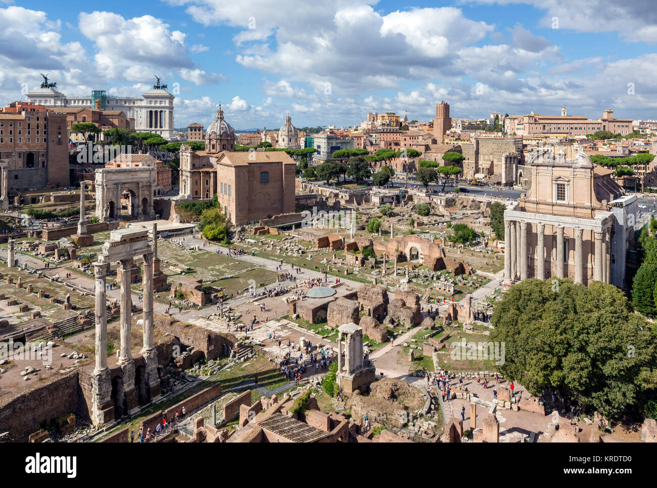 Rom, Forum. Blick vom Palatin über die antiken Ruinen des Forum Romanum (Foro Romano), Rom, Italien Stockfoto