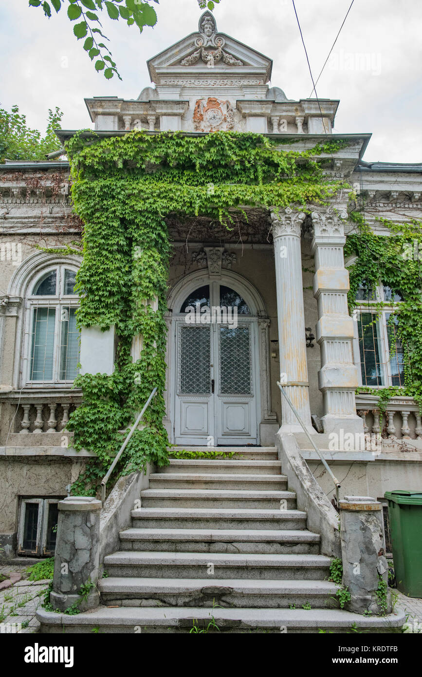 Alte und verlassene Gebäude mit wertvollen Architektur in Bukarest, Rumänien. Stockfoto